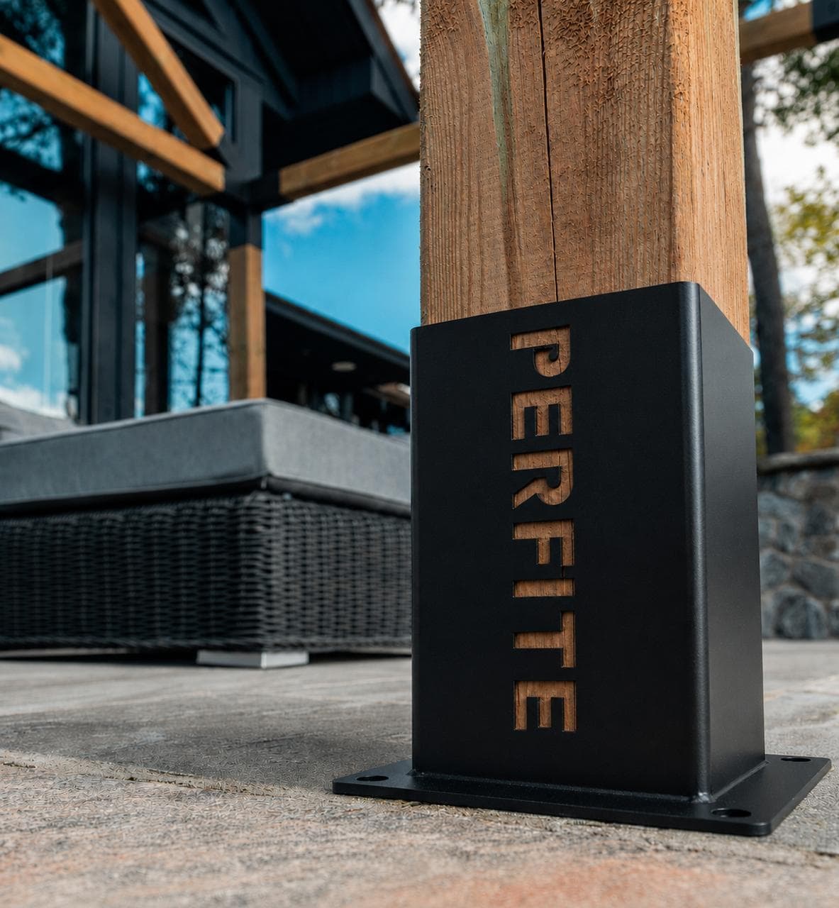 Conector Perfite instalado em poste de madeira